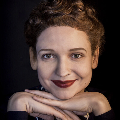 Step into the nostalgia of the 1940s with this captivating image featuring Eli S. The meticulously styled hairstyle, created with waves, curls, and papilots, perfectly complements the vintage makeup, transporting you to a bygone era of glamour and sophistication. #1940s #VintageGlamour β¨ππ Close-up photograph of a model with a 1940s hairstyle and vintage makeup, featuring waves, curls, and papilots. The model exudes timeless elegance, embodying the glamour of the era.