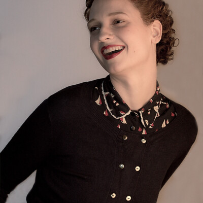 Step into the nostalgia of the 1940s with this captivating image featuring Eli S. The meticulously styled hairdo, created with waves, curls and papillots, perfectly complements the vintage make-up and transports you back to a bygone era of glamour and sophistication. #1940s #VintageGlamour β¨ππ Close-up photograph of a model with a 1940s hairstyle and vintage makeup, featuring waves, curls, and papilots. The model exudes timeless elegance, embodying the glamour of the era.