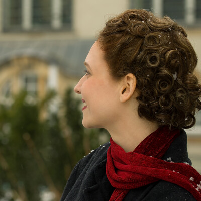 Immerse yourself in 1940's nostalgia with Eli S. His meticulous hairdo of waves, curls and pompoms is perfectly complemented by his vintage make-up, transporting you back to a time of glamour and refinement. #1940s #VintageGlamour β¨ππ Close-up of a model wearing a 1940s hairstyle and vintage make-up with waves, curls and papillots. The model exudes timeless elegance and embodies the glamour of the era.