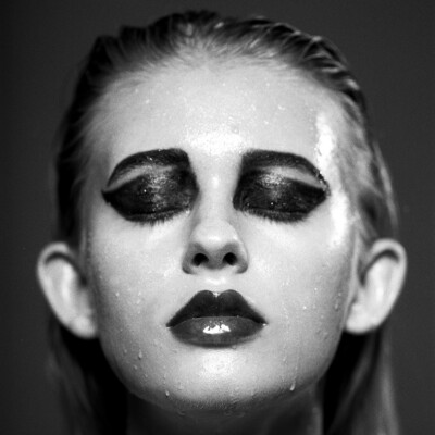 Dive into the world of timeless beauty with Pia-Rebeca in this captivating monochrome portrait by Anna FΓΆrsterling. Makeup and hairstyling by Anett Alexandra Bulano. πβ¨ #MonochromeBeauty #SultryGlamour #TimelessElegance Monochrome portrait of Pia-Rebeca with sultry wet look makeup, shot by Anna FΓΆrsterling.