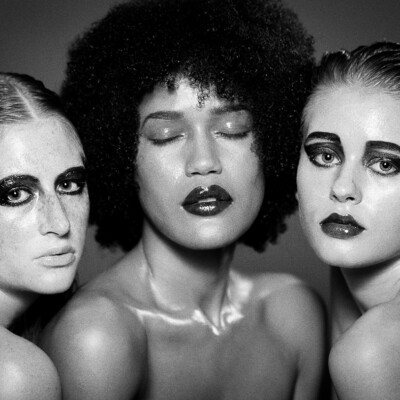 Dive into the world of high-end beauty with models Anna-Dora, Pia-Rebeca, and Nadi Dorothy in this captivating monochrome composition by Anna FΓΆrsterling. Makeup and hairstyling by Anett Alexandra Bulano. πβ¨ #HighEndBeauty #AnalogPhotography #SultryGlamour High-end beauty photograph featuring three models with sultry wet look makeup, shot in black and white by Anna FΓΆrsterling.