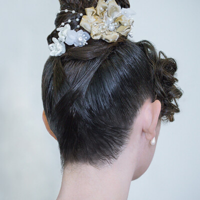 With Lea S and her exquisite hair and make-up from the 1820s and 1830s, step back in time to the Biedermeier era. Every curl and braid, meticulously crafted by hairstylist, make-up artist and photographer Anett Alexandra Bulano, captures the refined beauty of the era. #BiedermeierElegance #HistoricalBeauty πππ A close-up portrait of model Lea S, wearing a Biedermeier hairstyle and make-up inspired by the 1820s and 1830s. The hairstyle, created by hairstylist, make-up artist and photographer Anett Alexandra Bulano, features intricate curls, braids and specific details that perfectly evoke the elegance of the period.