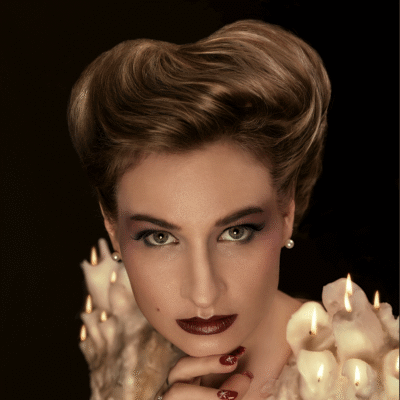 With model Anna Povarova, experience the fusion of past elegance and modern artistry. Hairstyling, make-up and props by Anett Alexandra Bulano. π―οΈβ¨ #GibsonGirl #ModernElegance #ArtisticVision A modern reinterpretation of the Gibson Girl hairstyle, featuring the model Anna Povarova with burning wax candles arranged as shoulder pads.