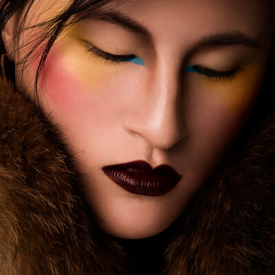 In this high-fashion make-up portrait by Vlada Migas, model Bui exudes exotic elegance. Makeup and hair styling by Anett Alexandra Bulano. ππ« High-fashion make-up portrait of model Bui in bright turquoise, red and tan tones, shot by Vlada Migas.